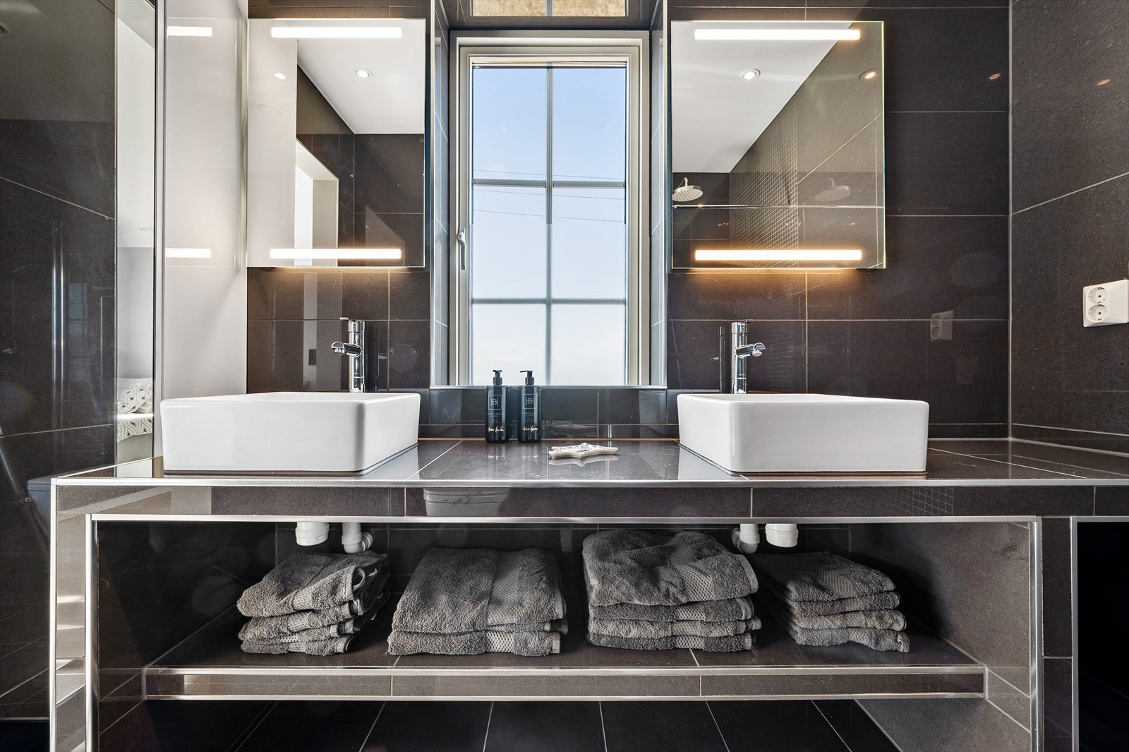 Innredningen består av to servanter med speil og overlys, vegghengt WC og dusjsone med fossefalldusj. Galleribilde