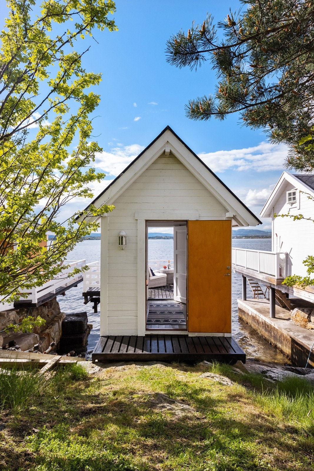 Eget badehus med terrasse og badetrapp Galleribilde