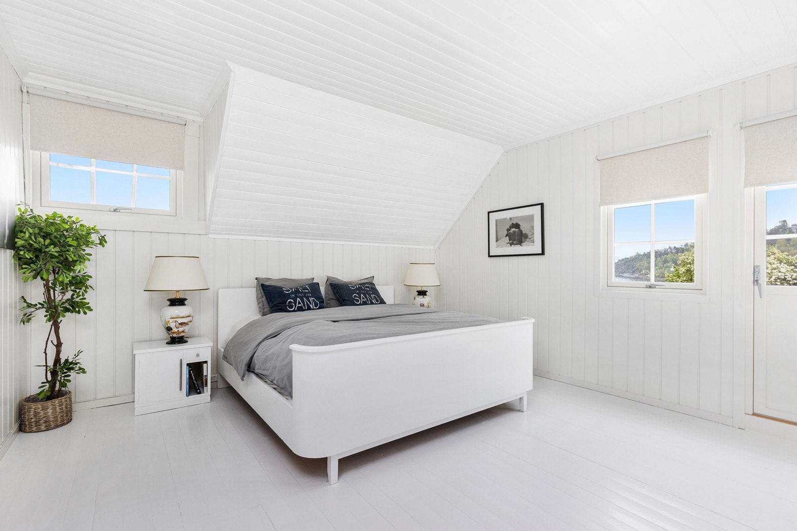 Soverom nr. 3 - lyst og romslig, utgang til balkong Galleribilde