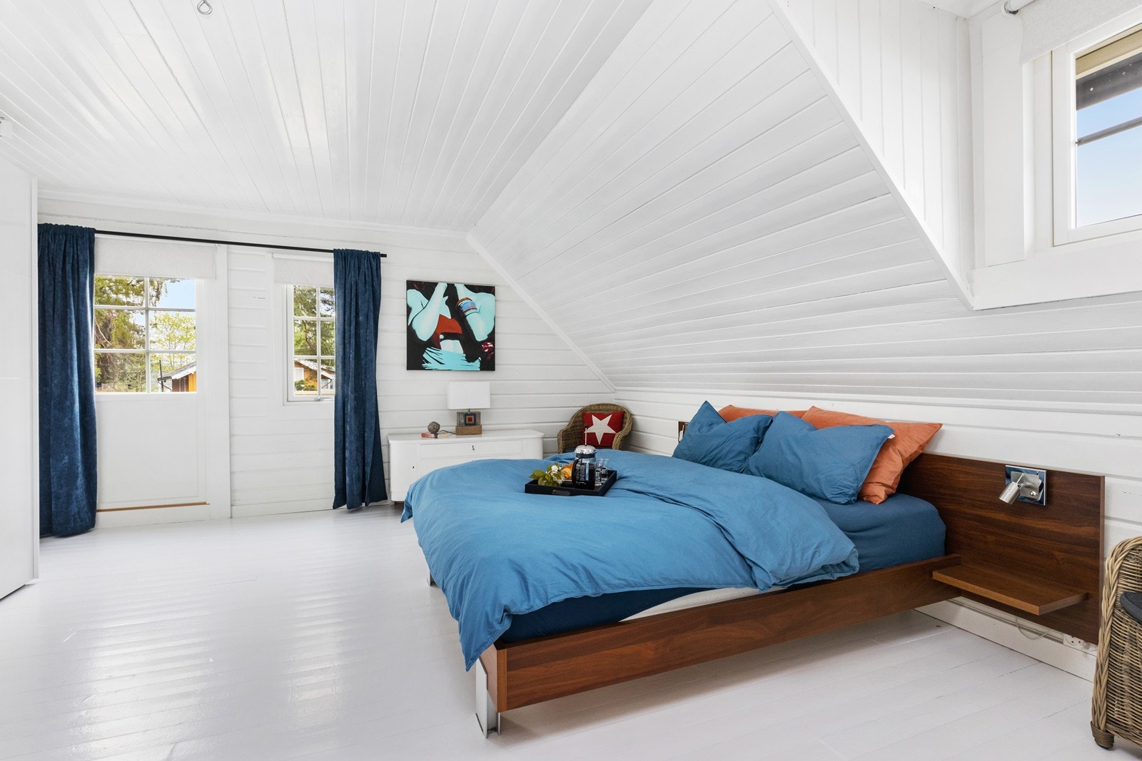 Hovedsoverom med garderobeskap og utg. til balkong Galleribilde