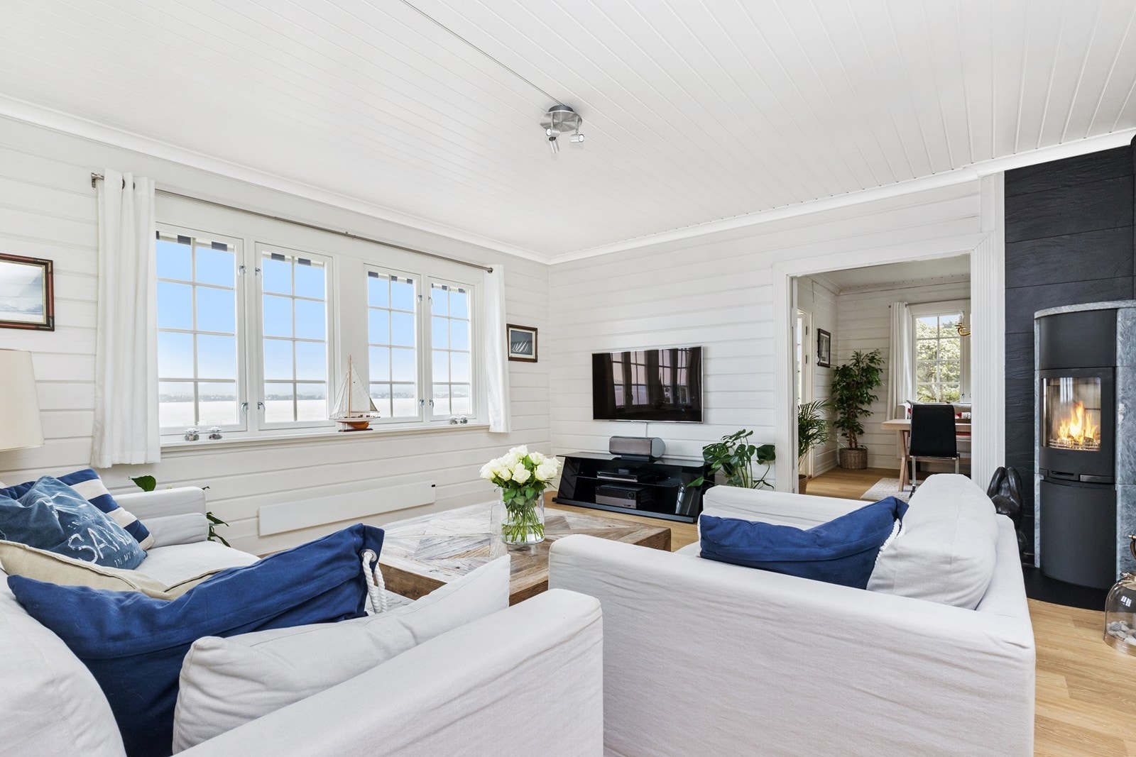 Stor tv-stue med klebersteins ovn Galleribilde