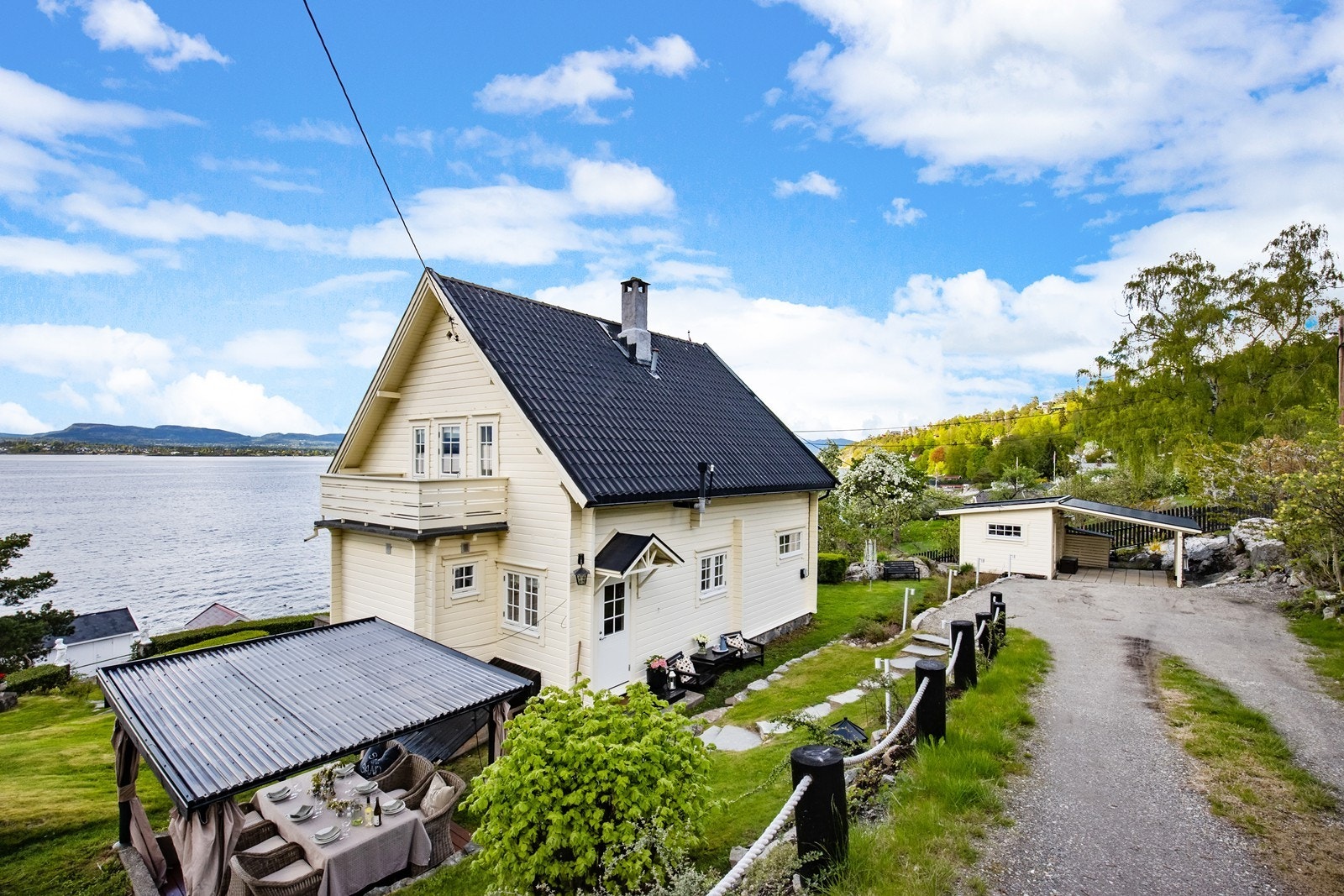 Adkomst med carport og godt med biloppstillingsplass. Galleribilde