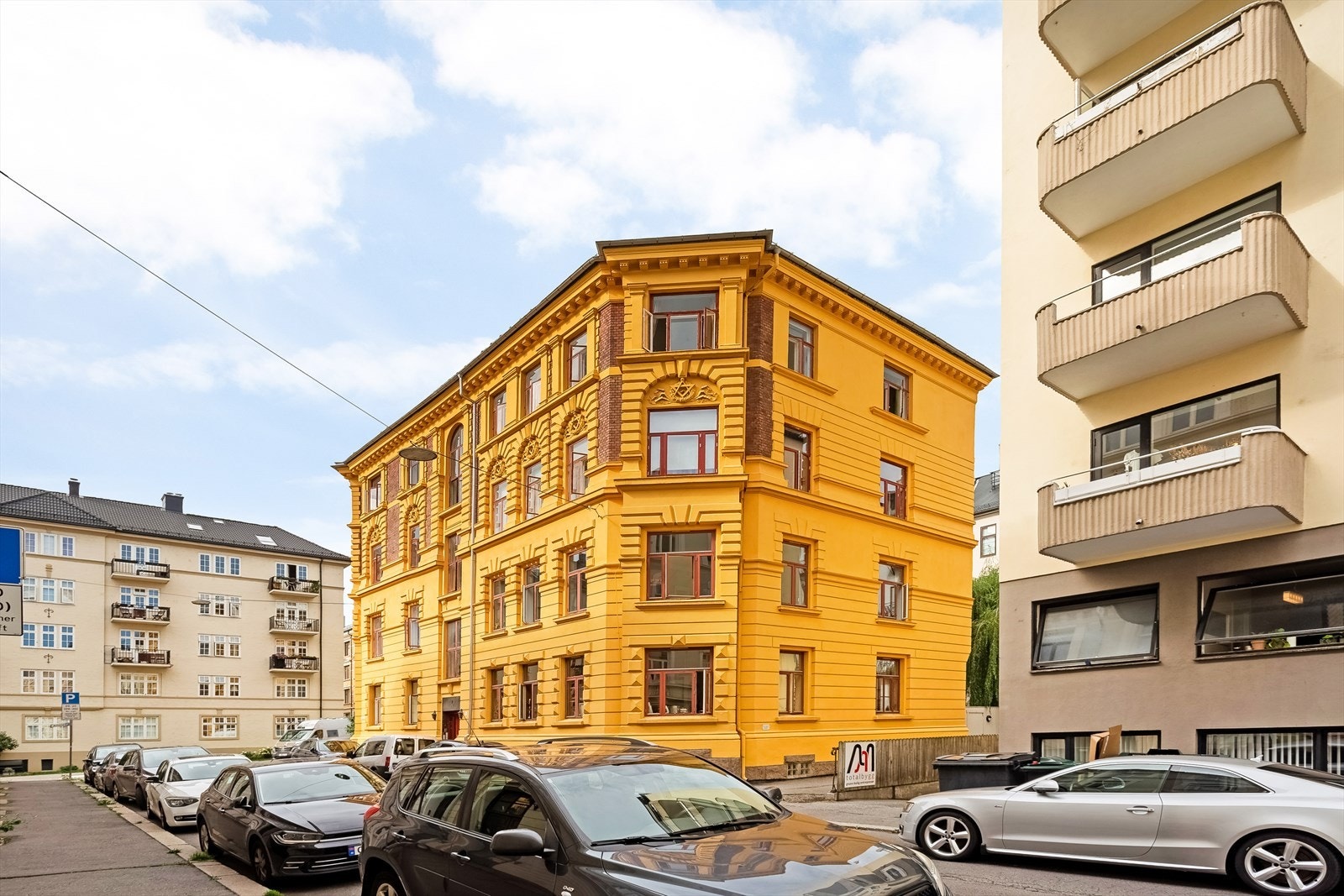 Det er 1-2 biloppstillingsplasser utenfor østre side av bygget. Galleribilde