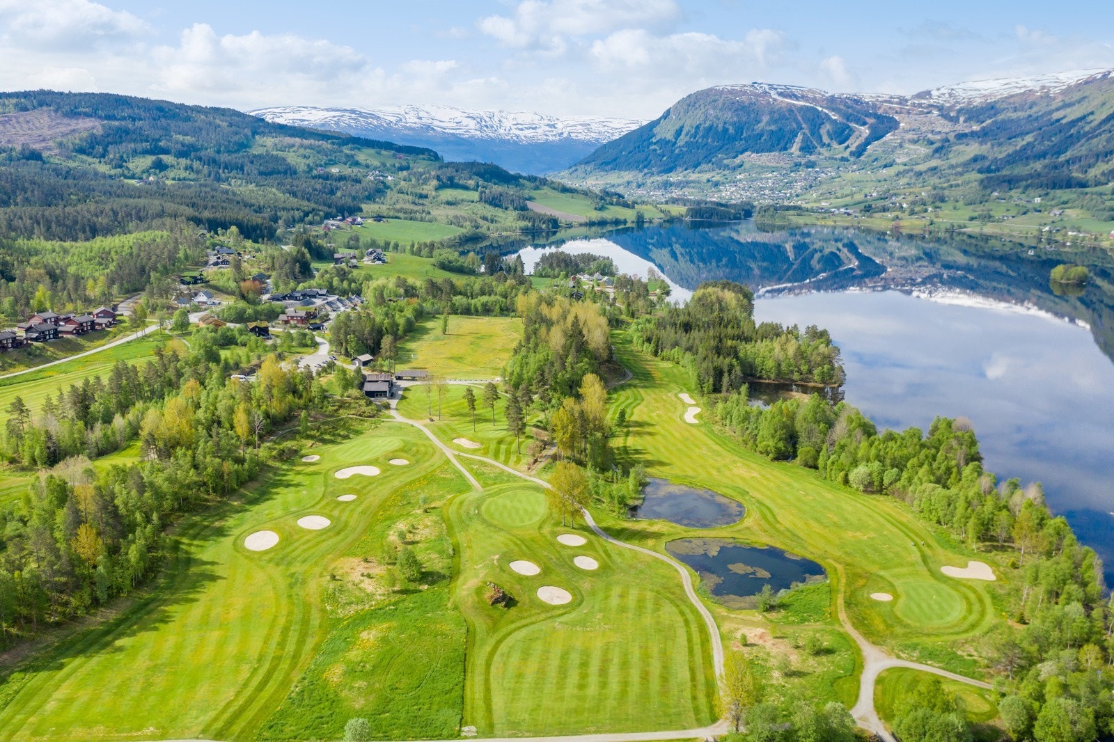 Flott 9-hulls golf bane like ved. Lønavatnet til høyre i bildet. Galleribilde