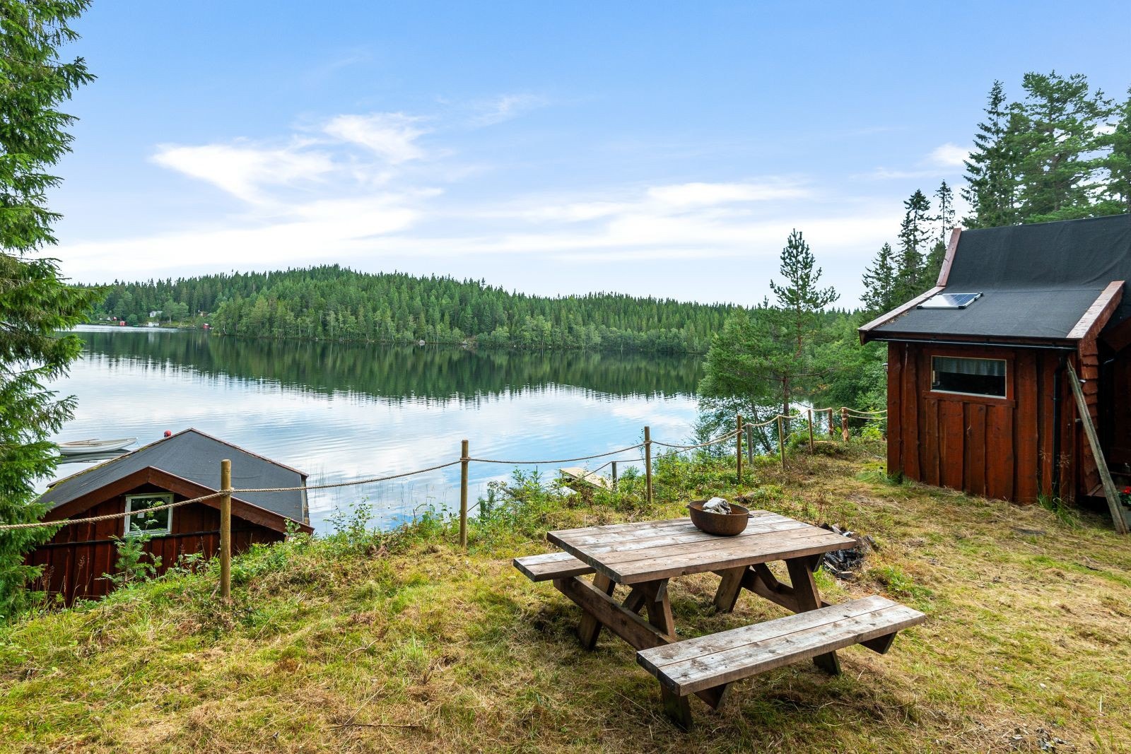 Hytta ligger helt for seg selv i denne enden av Herjuvatnet. Galleribilde