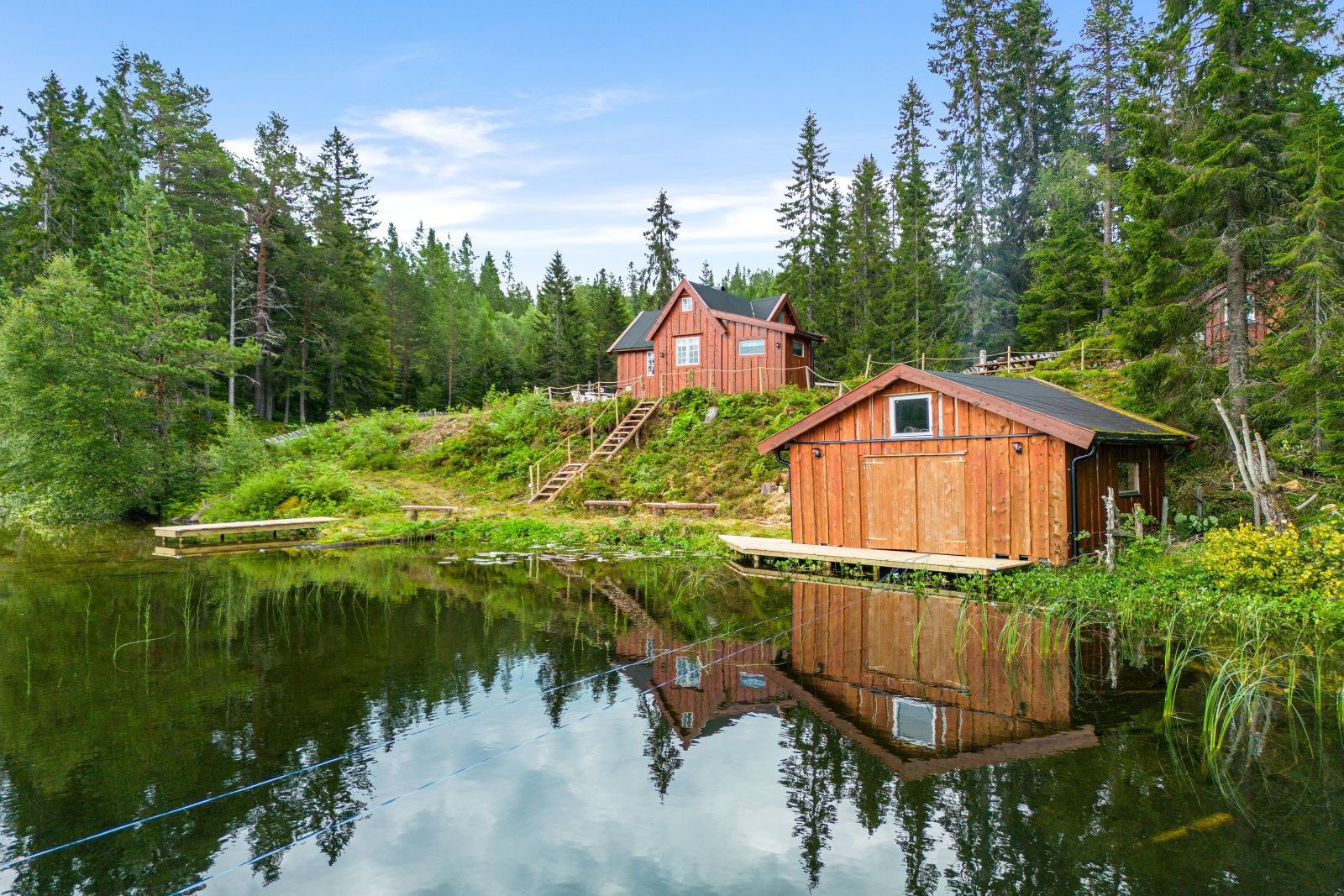 Hytta har flotte uteområder og ligger skjermet fra omgivelsene rundt. Galleribilde