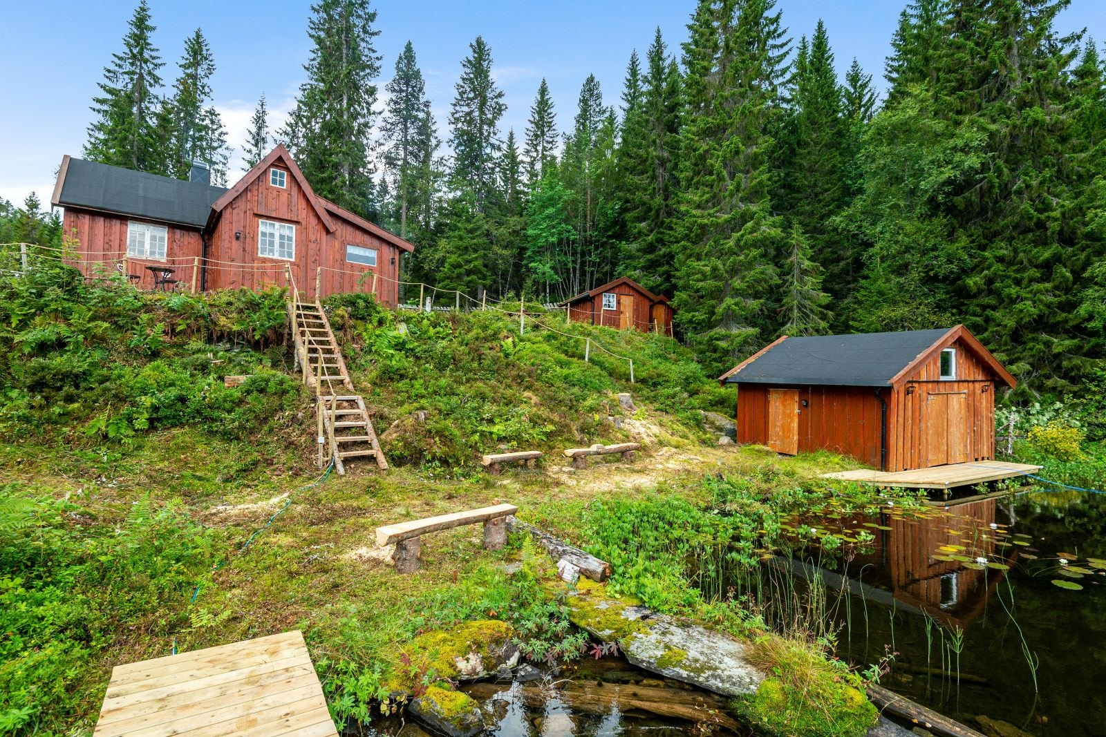 Her får du en eiendom med strandlinje i naturskjønne omgivelser. Galleribilde
