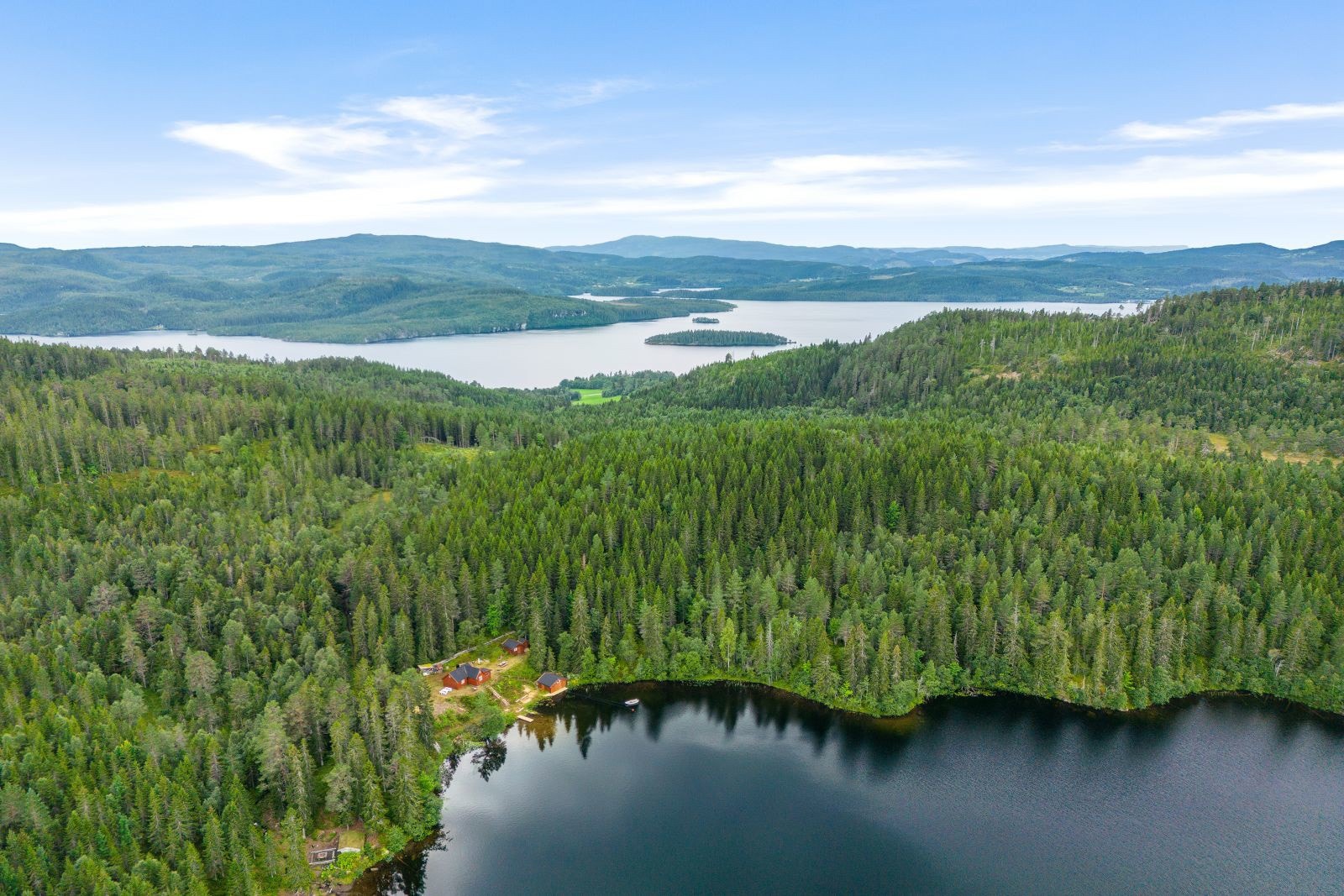 Her får du ei hytte med egen strandlinje i behagelige omgivelser. Galleribilde