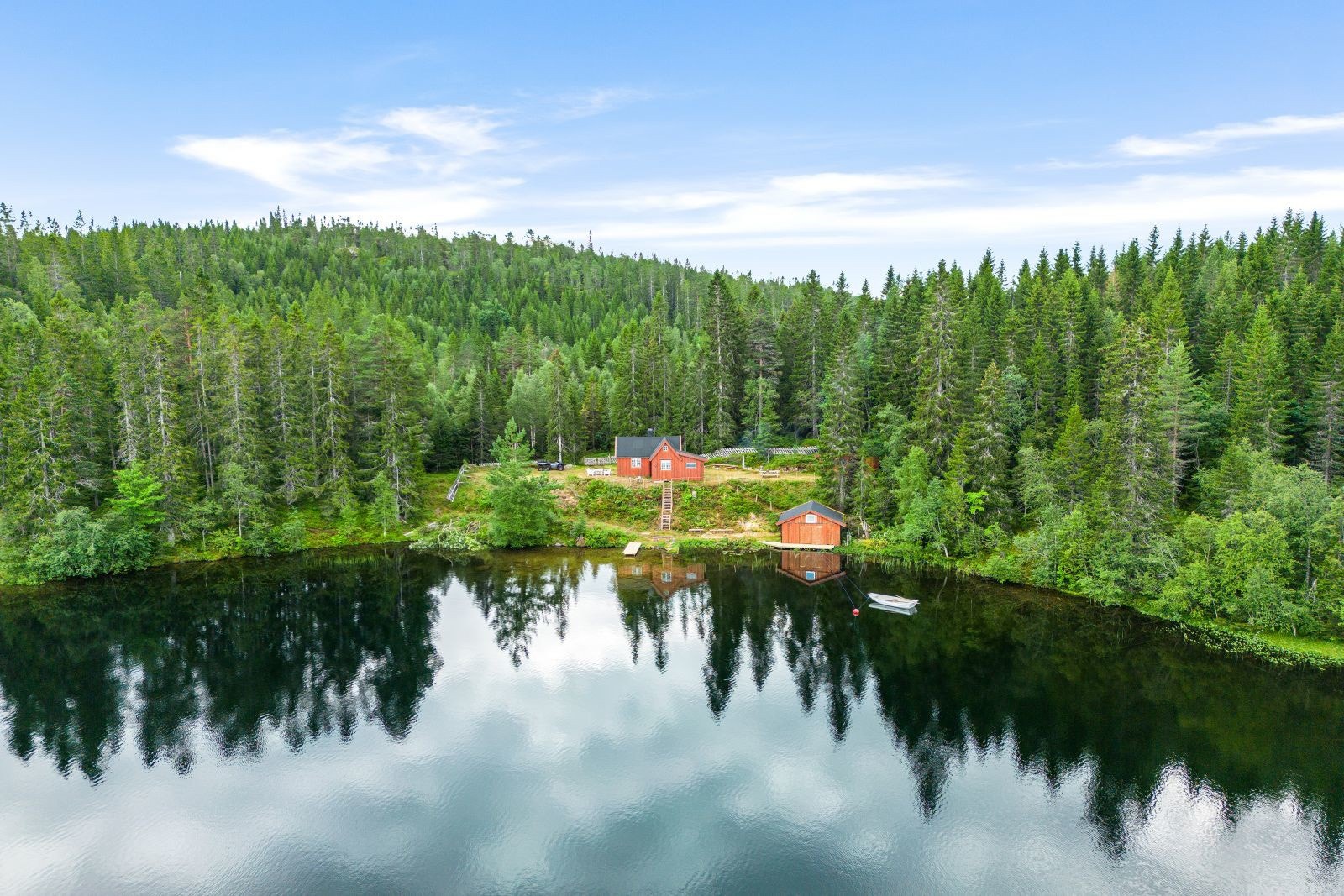 Velkommen til Jonsvannsveien 1321! En idyllisk eiendom beliggende i naturskjønne omgivelser ved Herjuvatnet. Galleribilde