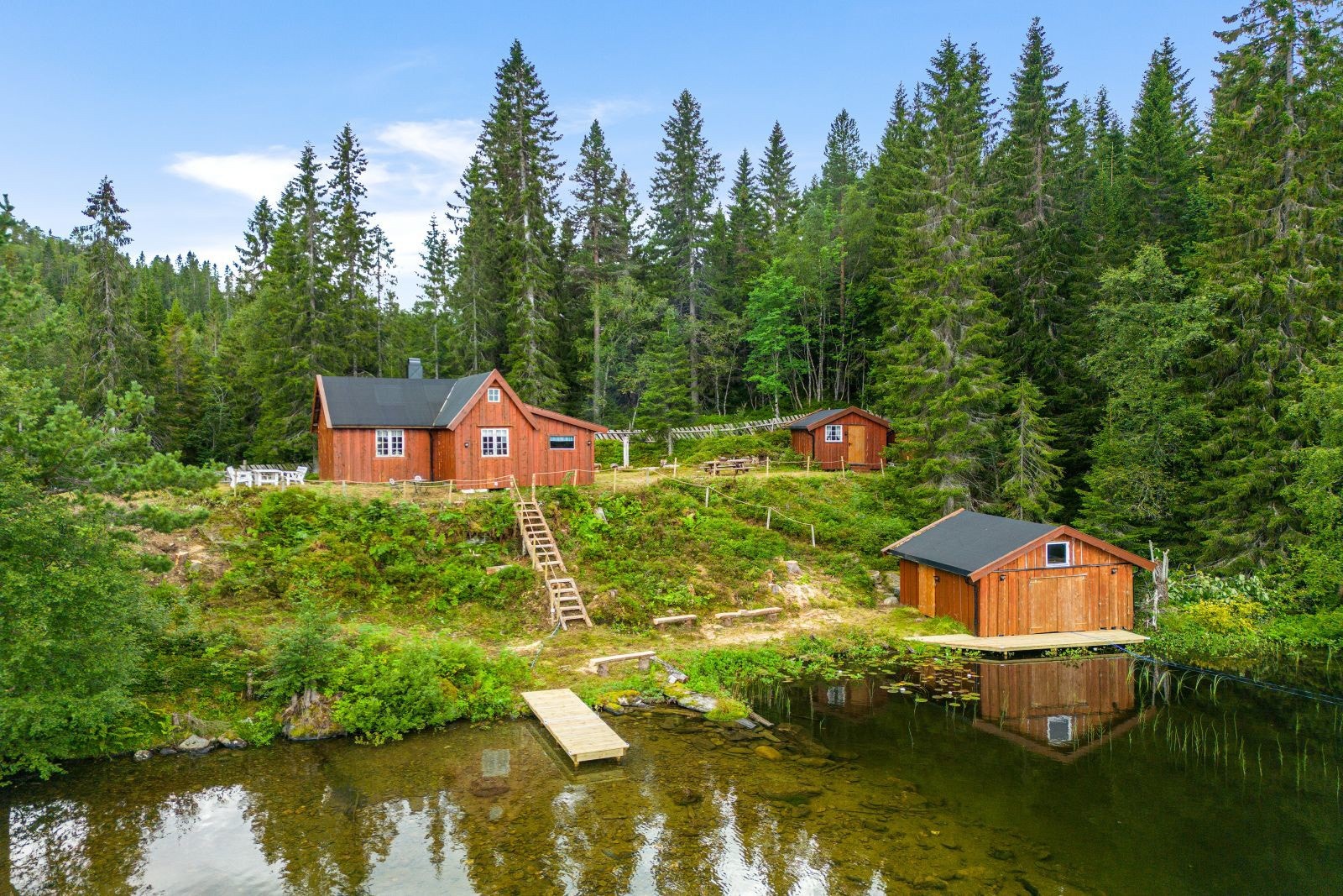 Hytta har eget naust og anneks som er oppført ca. 2009/2010. Bryggen og området rundt naustet er sist oppgradert. Galleribilde