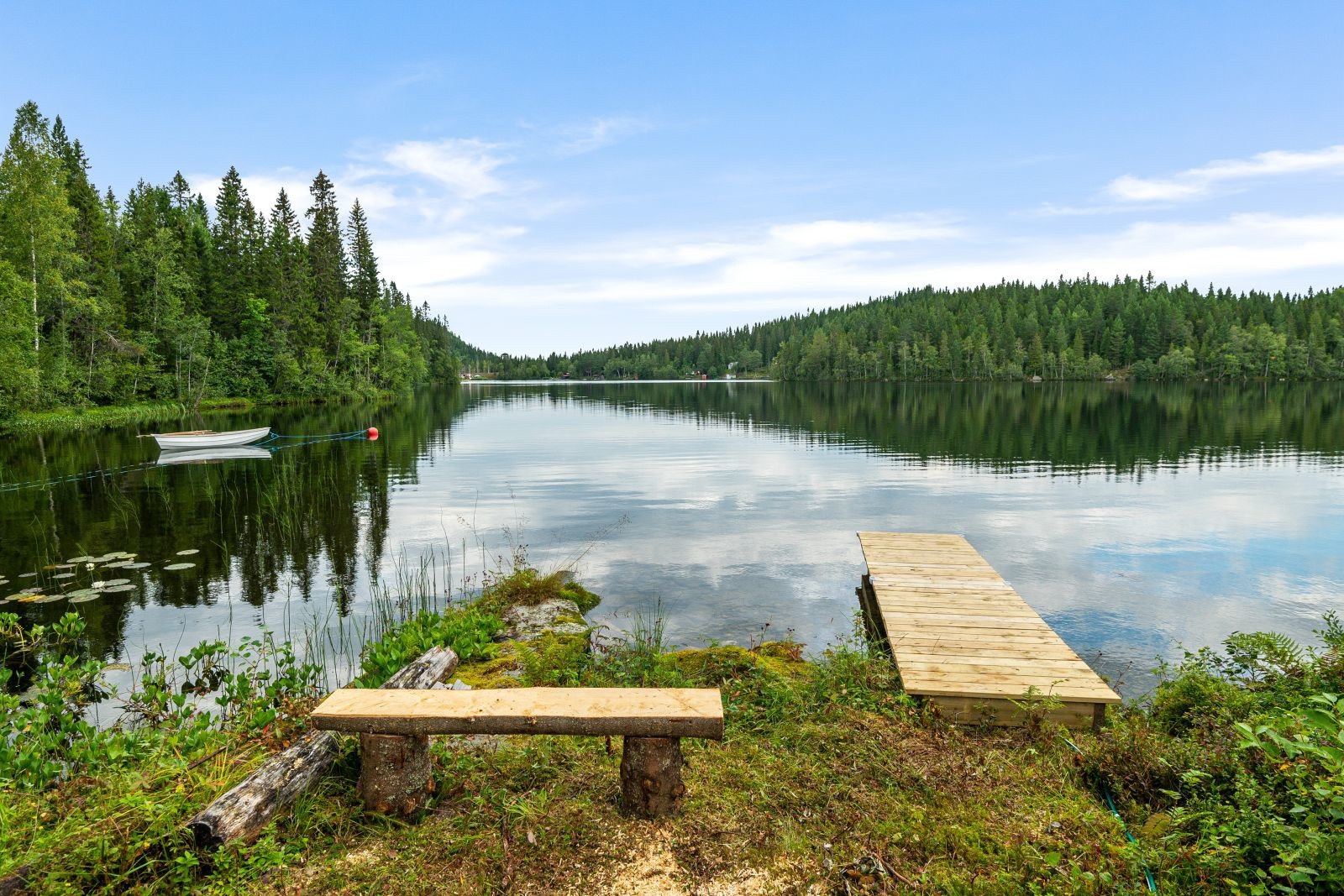Egen brygge og gode fiskemuligheter rett utenfor døra. Galleribilde