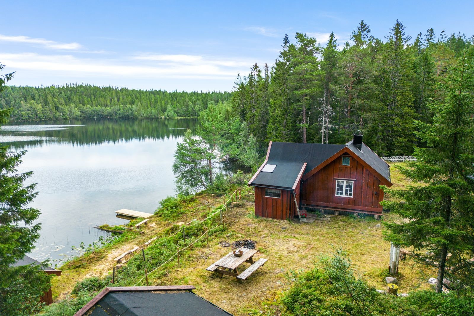 Bordkledning, takpapp og pipehatt er skiftet for ca. 10 år siden. Galleribilde