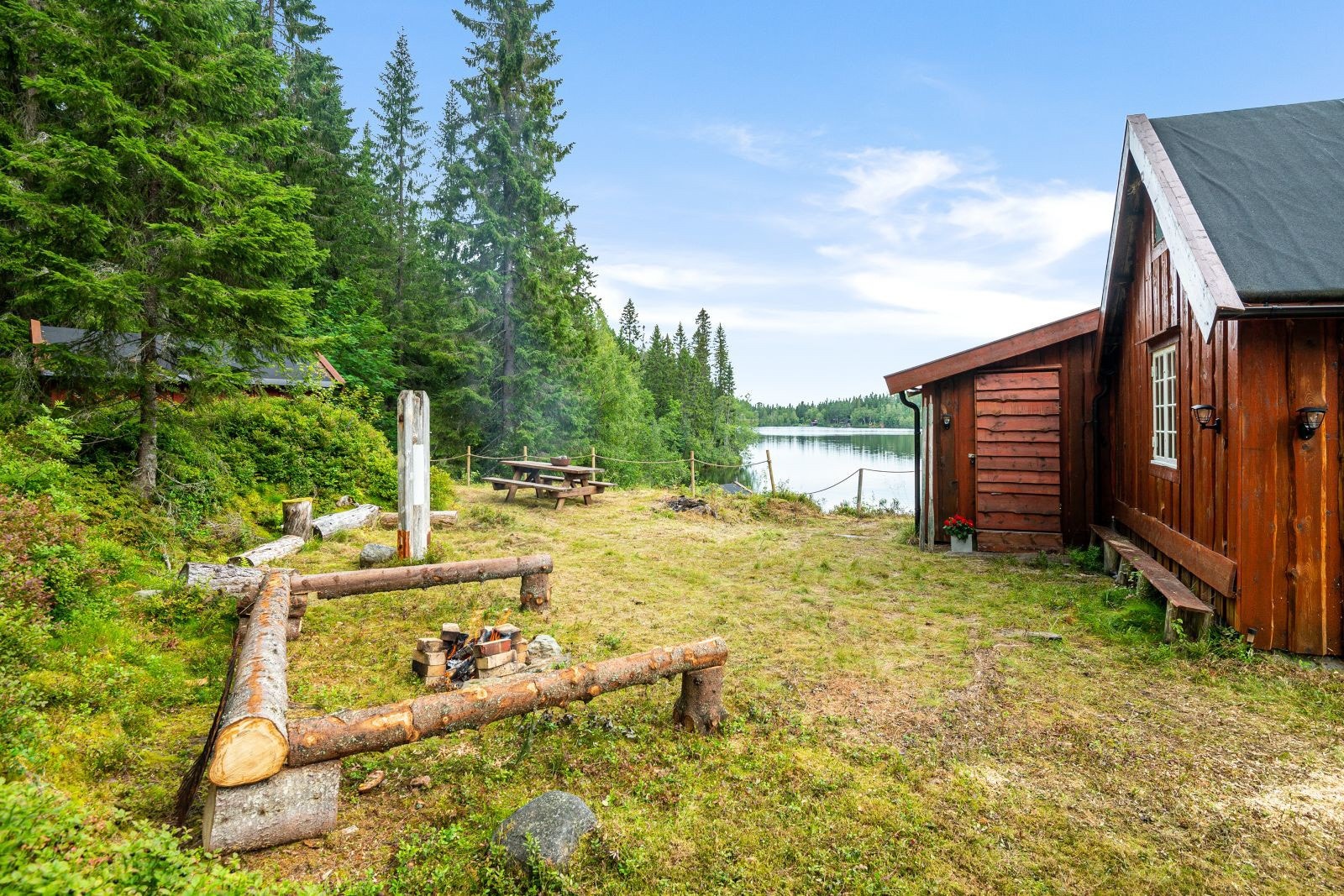 Flott uteområde med bålplass og god plass til å nyte utsikten. Galleribilde
