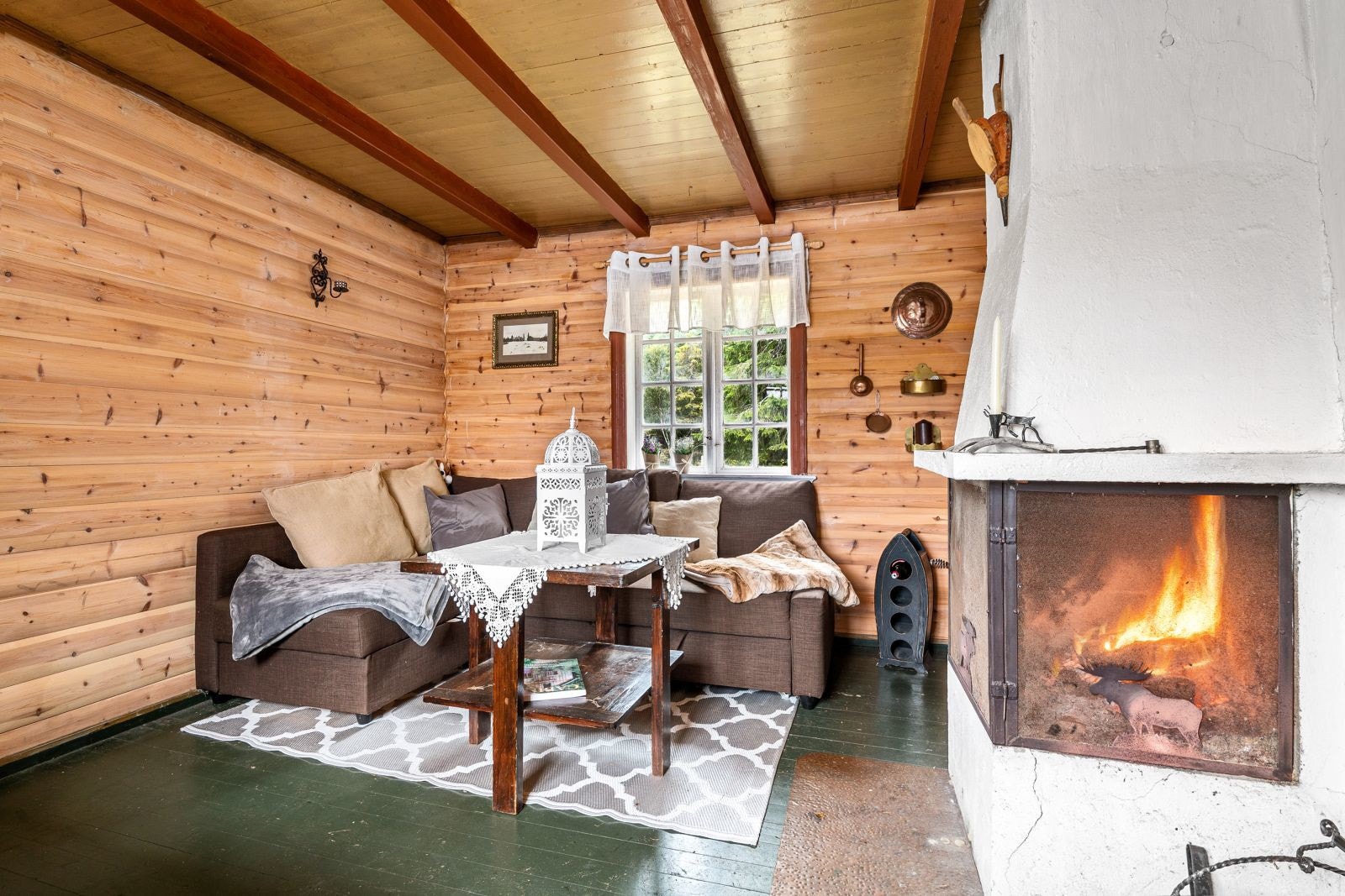 Stue med åpen peis. Galleribilde