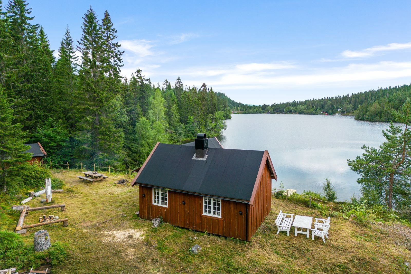 Naust medfølger hytta. Galleribilde