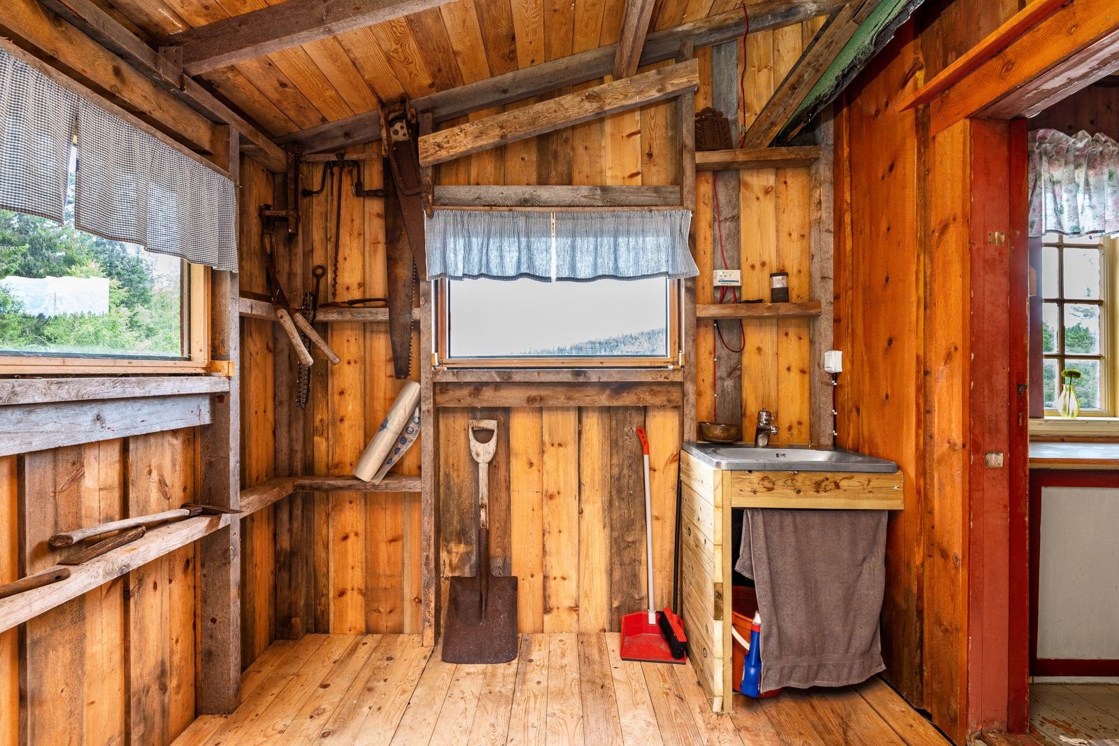 Gang, stue og kjøkken - herlig rustikk. Galleribilde