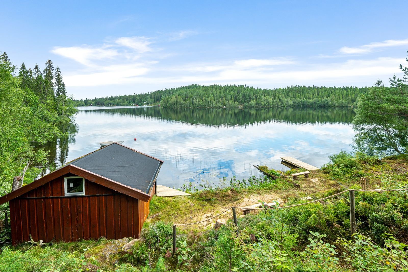 Nydelig og langstrakt utsikt mot Herjuvatnet. Galleribilde