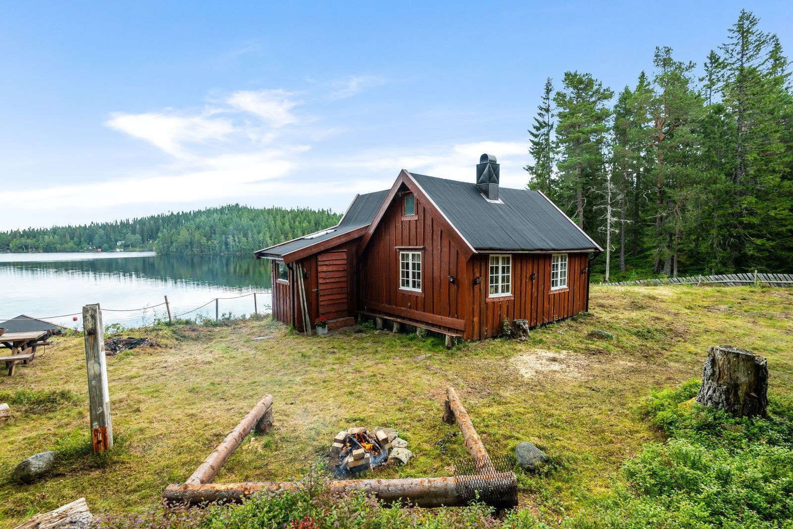 Fasaden har villmarkspanel som er selvbarket og er benyttet på alle bygningene. Galleribilde