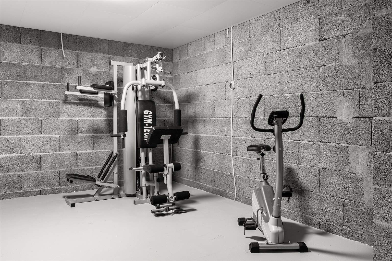 Etasjen har også en stor bod, som i dag er innredet som treningsrom. Galleribilde