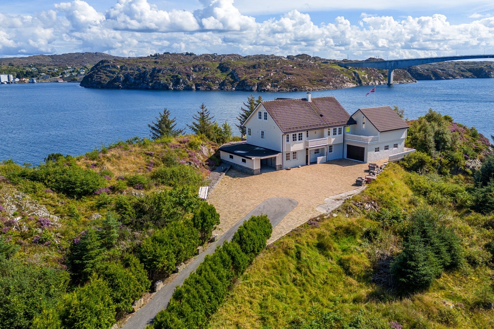Usjenert beliggenhet tett på den omkringliggende naturen. Galleribilde