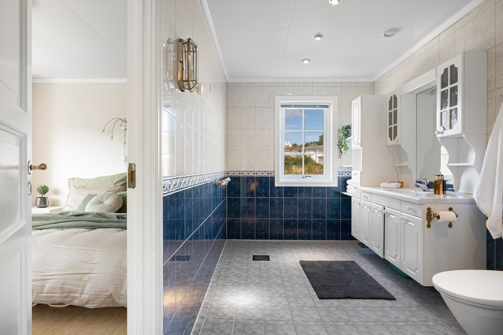 .. og tilkomst til baderom Galleribilde