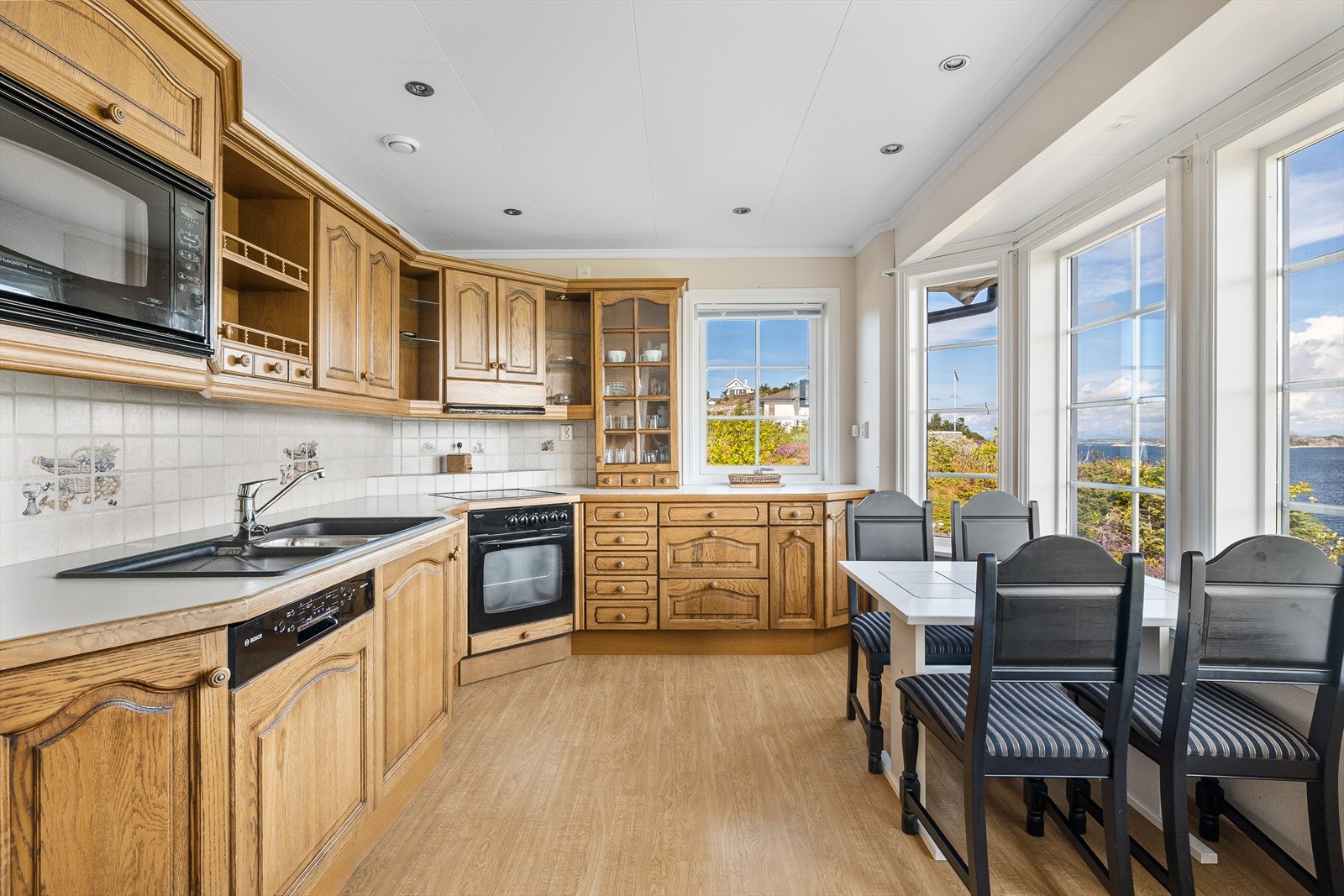 Kjøkkenet består av eikefronter og laminert benkeplate. Innredningen har integrerte hvitevarer som stekeovn, mikrobølgeovn, oppvaskmaskin, kjøleskap og platetopp. Galleribilde