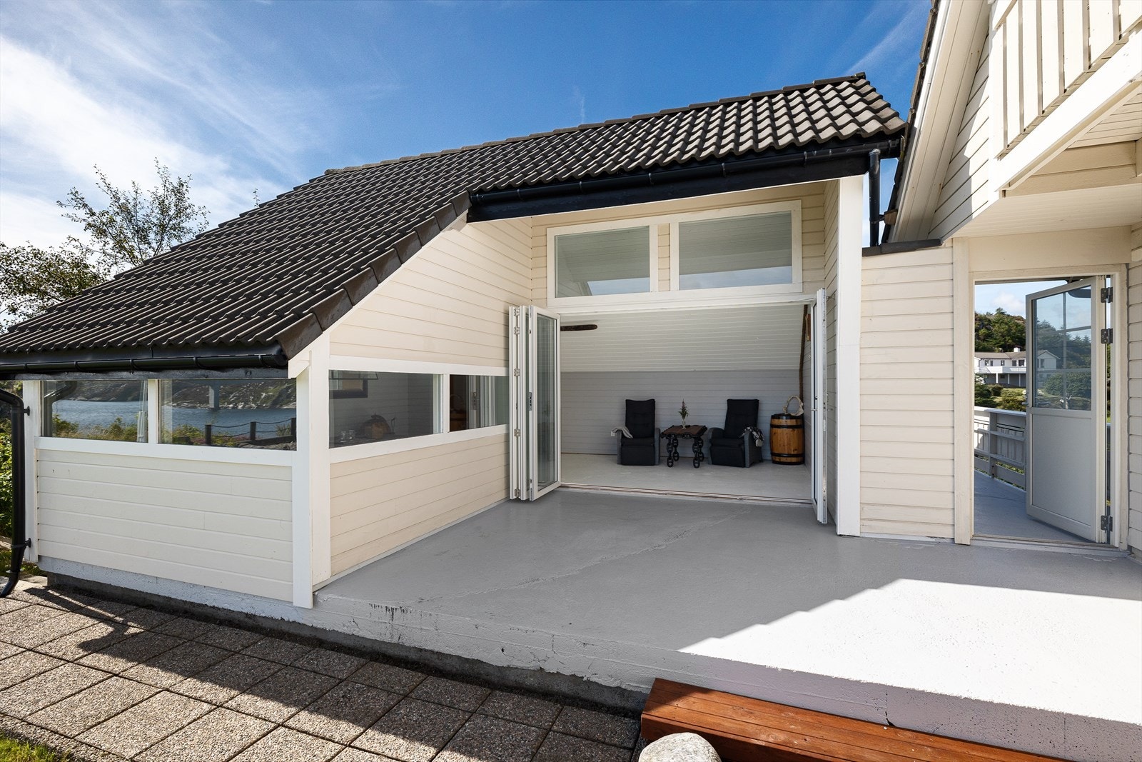 Uthus på 30 m² - et perfekt sted å invitere venner og familie på hagefest og middager om sommeren. Galleribilde