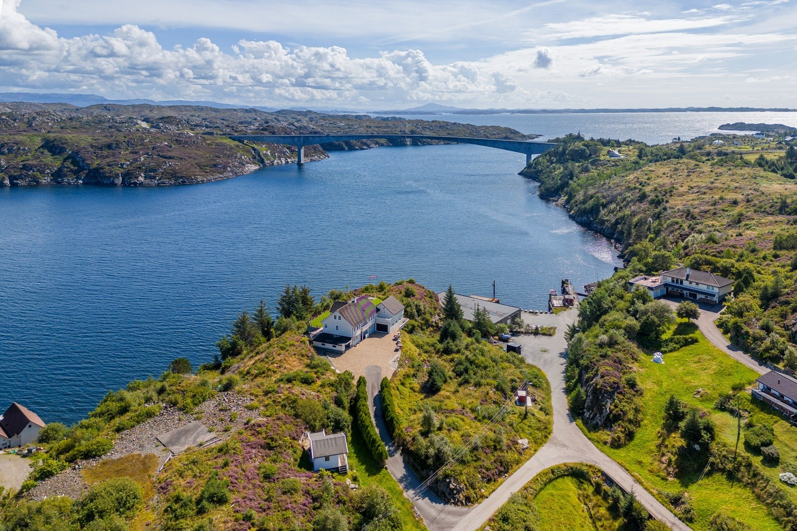 Det er ca. 10 minutters kjøring til Bekkjarvik som har butikksenter, treningssenter, skole, idrettsanlegg og spisestedet Bekkjarvik Gjestgiveri. Galleribilde