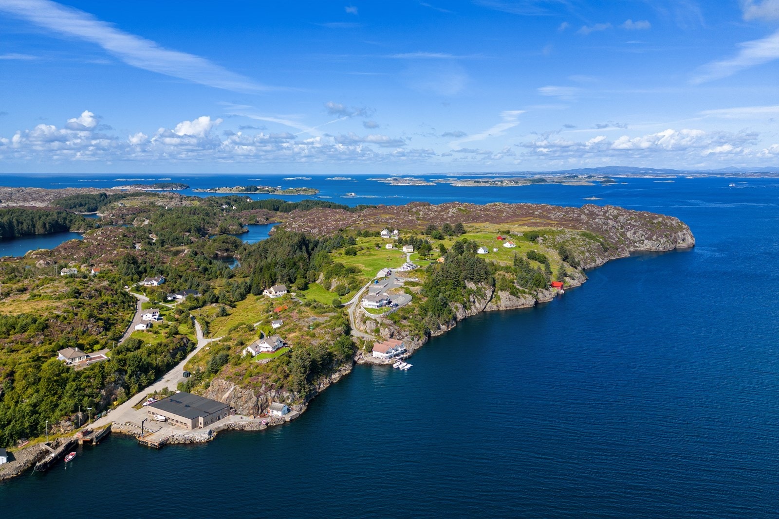 Det er bussforbindelse like ved og ca. 30 min kjøring til fergekaien på Hufthamar. Galleribilde