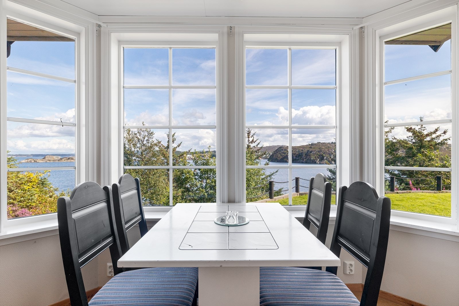 God plass til spisebord på kjøkkenet. Galleribilde