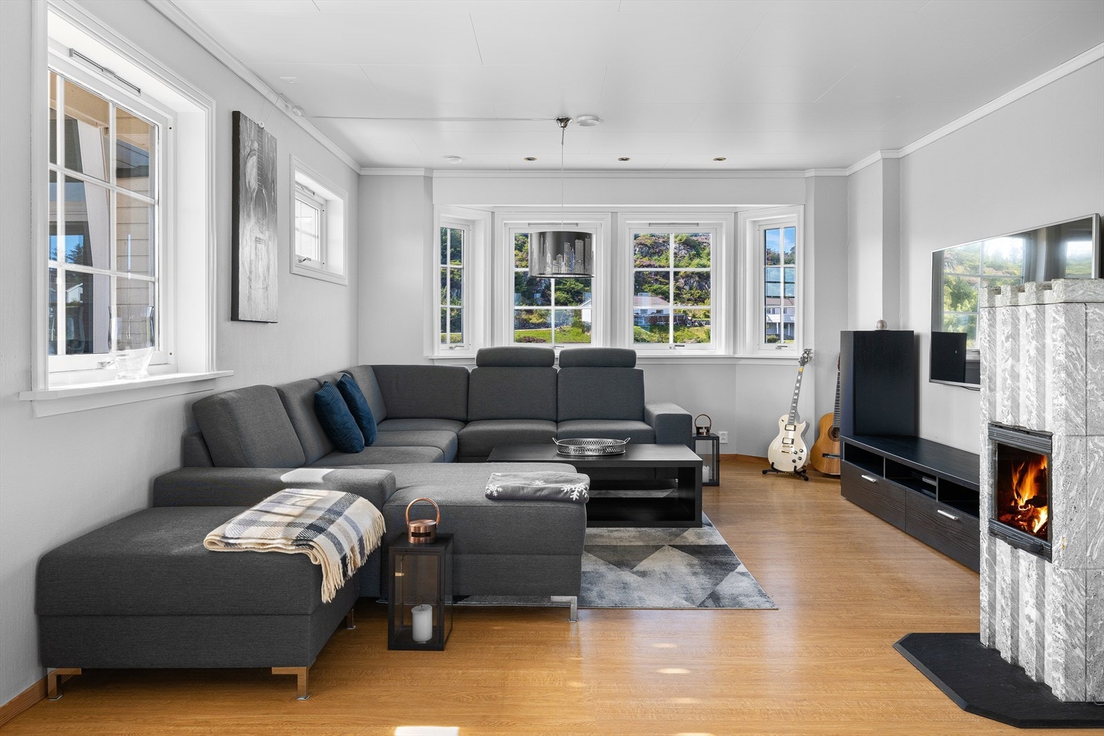 Stuen er innredet med lekker vedovn. Galleribilde