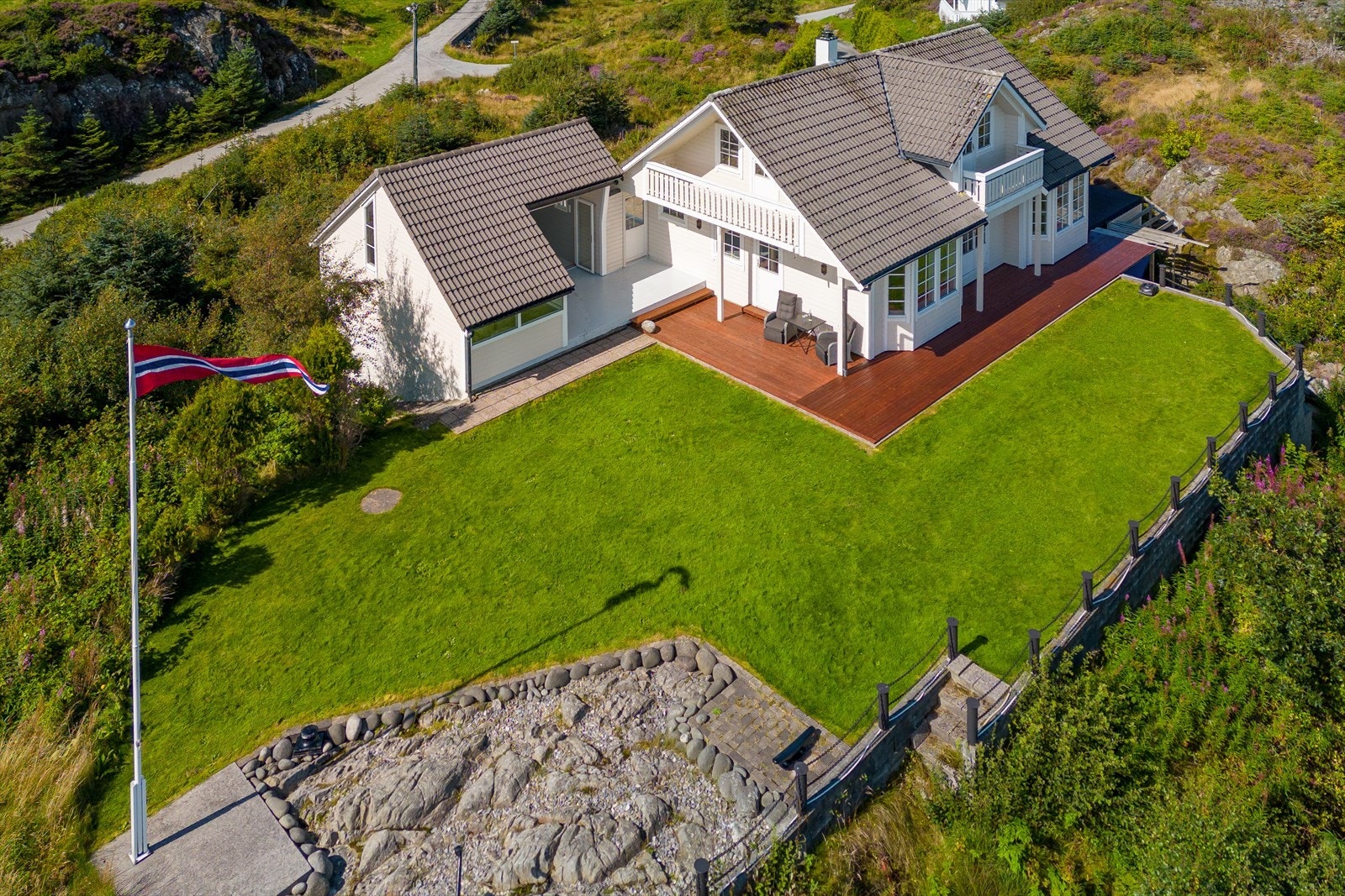 Tomten måler 4814.2 m² og er pent opparbeidet med markterrasse, plenareal, uthus og diverse annen beplanting. Galleribilde