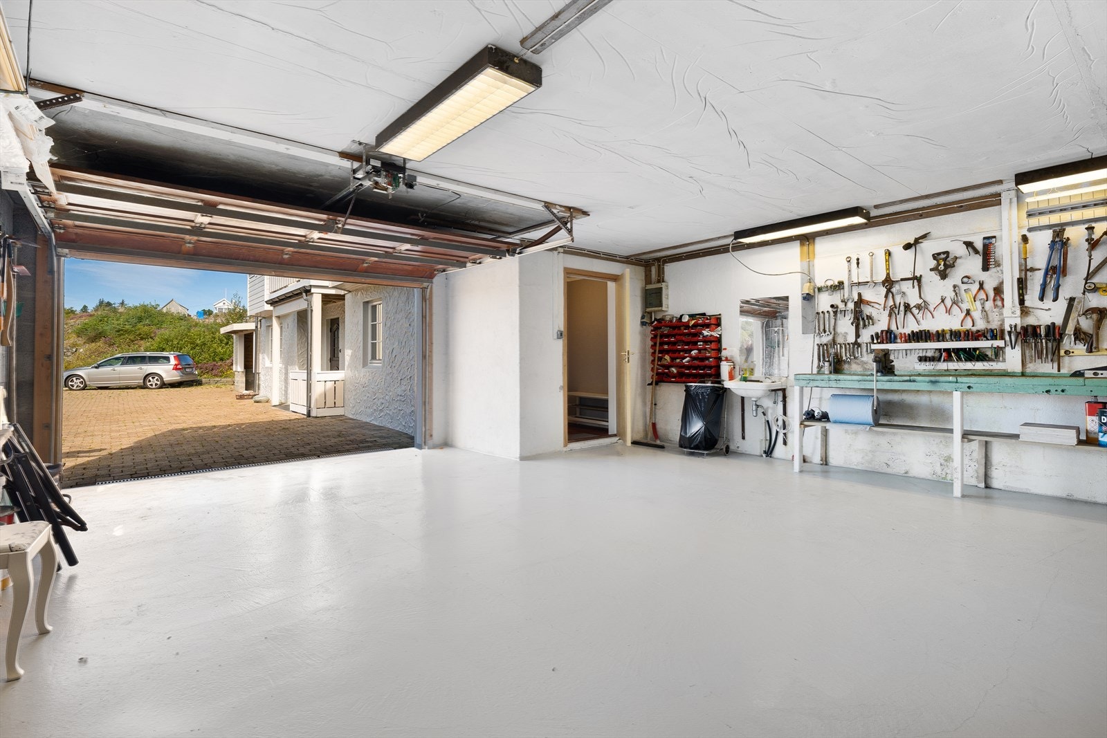 Boligen har to garasjer samt plass til mange bilder i den romslige innkjørselen. Galleribilde