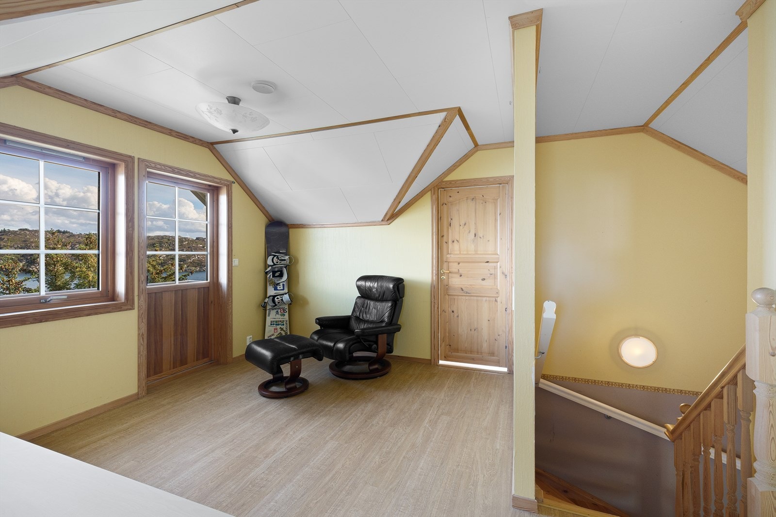 I 2. etasje er det to loftstue, to soverom og bad. Galleribilde