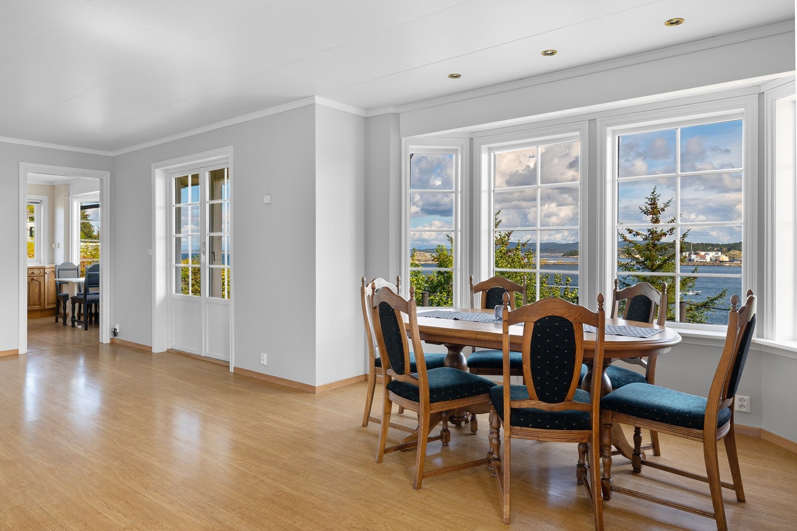 Store vindusflater slipper inn mye naturlig lys og gir et flott utsyn over båttrafikken som utspiller seg i innseilingen. Galleribilde