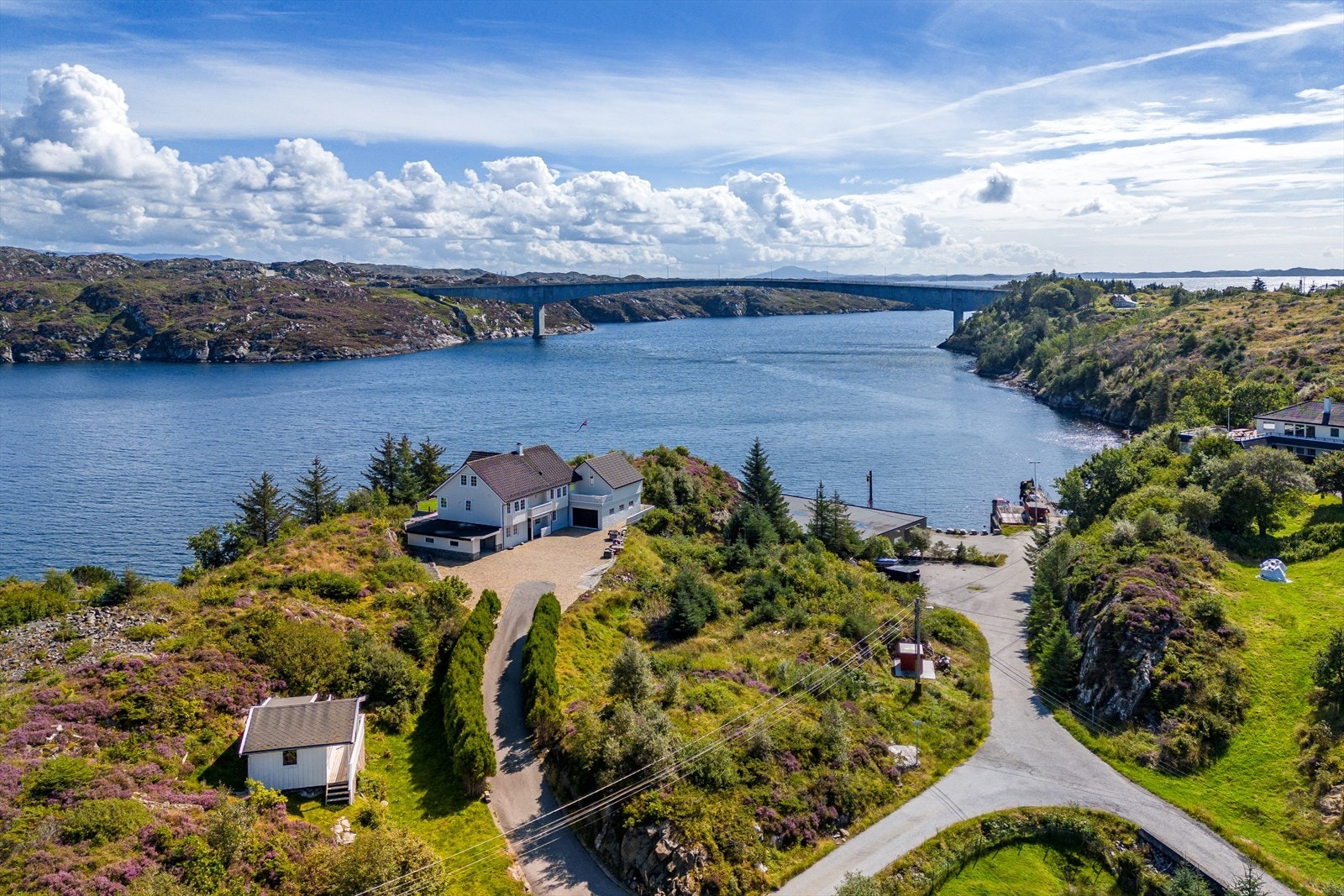 Eiendommen har en idyllisk beliggenhet på Stolmen, med gode solforhold og nydelig sjøutsikt. Galleribilde