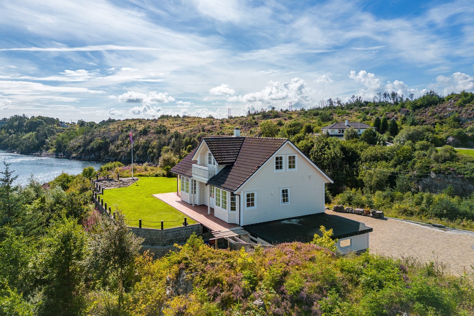 Eiendommen har ca. 27 meter strandlinje. Galleribilde