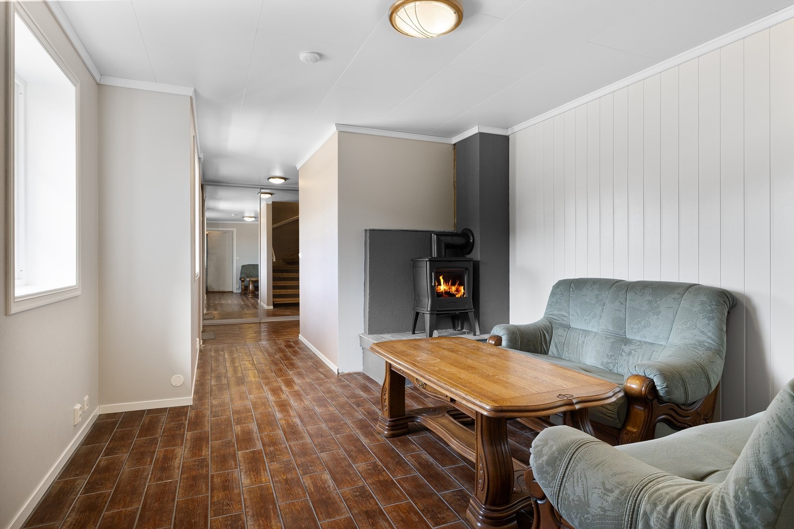 Kjellerstue med peisovn. Galleribilde