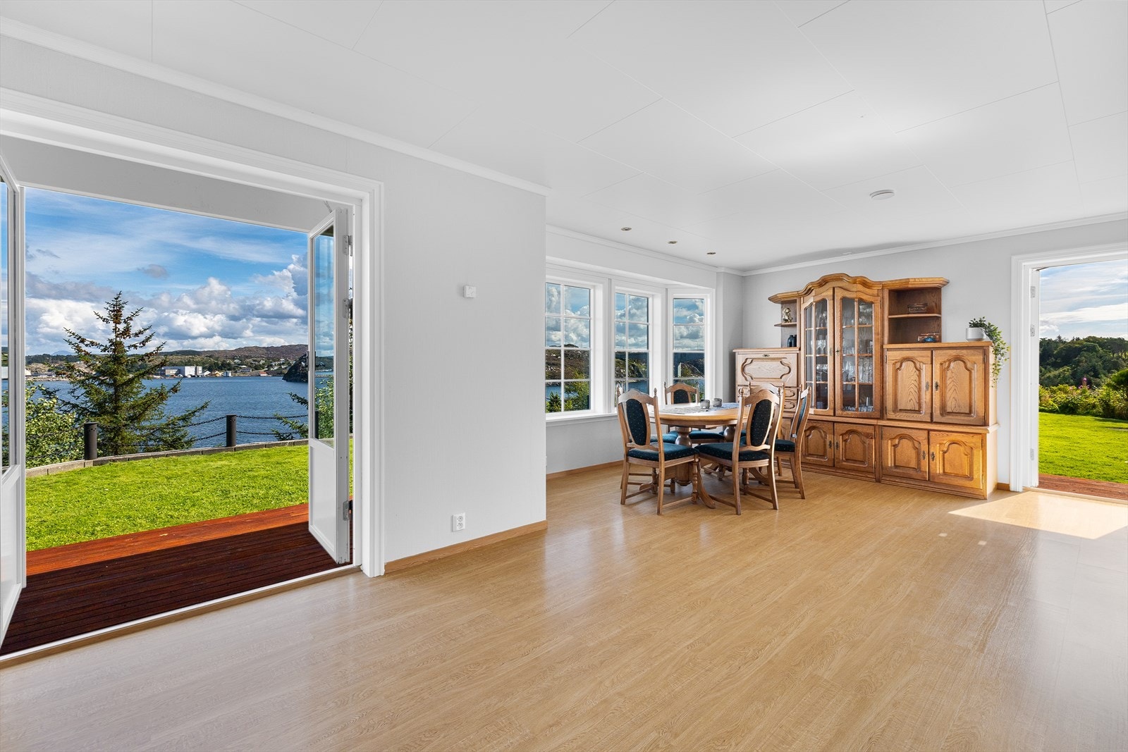 Det er utgang til solrike terrasser på begge sider av stuen. Galleribilde