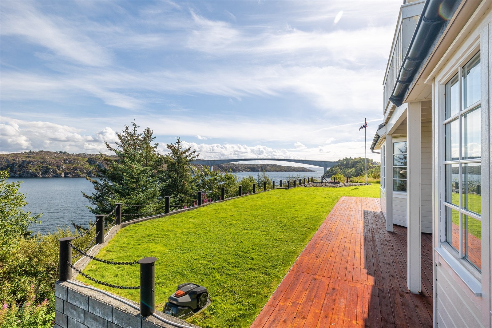 Planert og fint uteområde med lettholdt plen og beplantning. Galleribilde