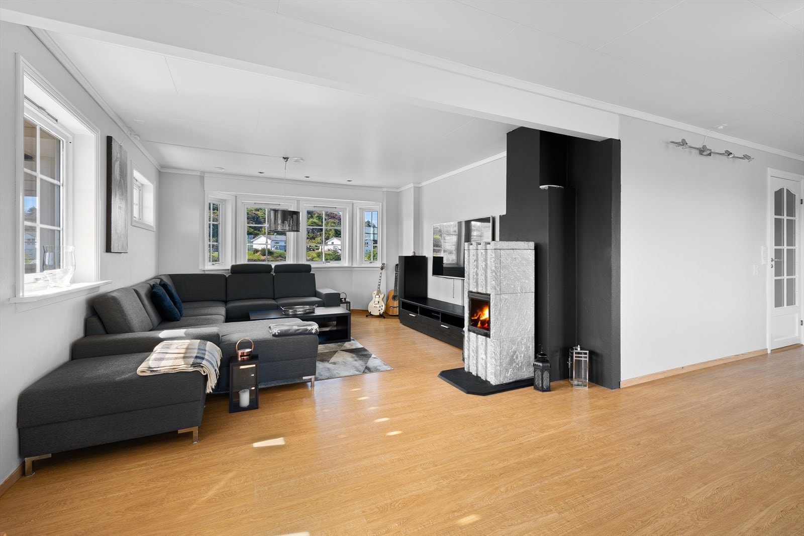 Stuen er romslig og gir plass til å møblere i flere soner med både salong- og spisegruppe. Galleribilde