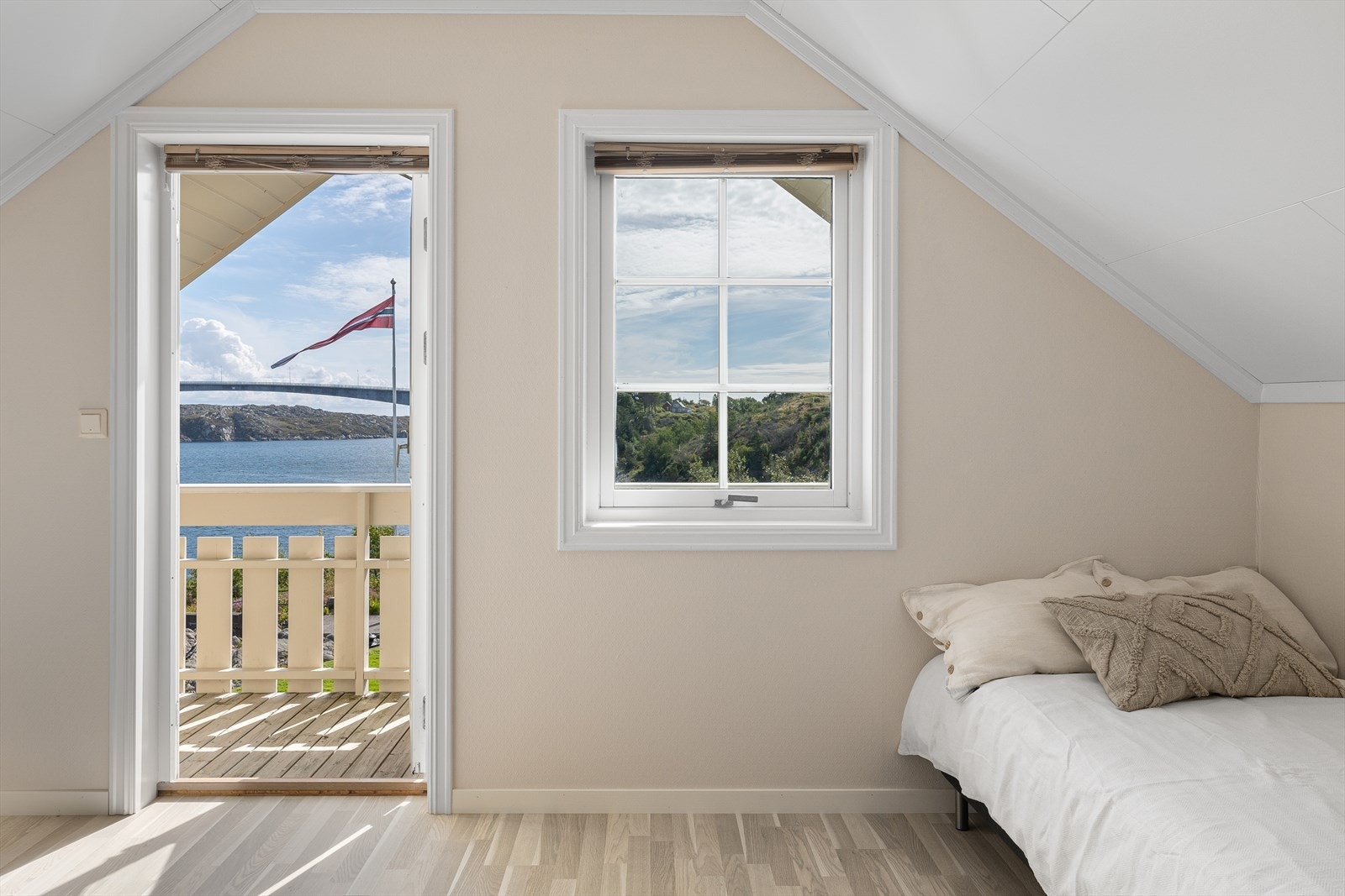 Ett av soverommene har utgang til balkong. Galleribilde