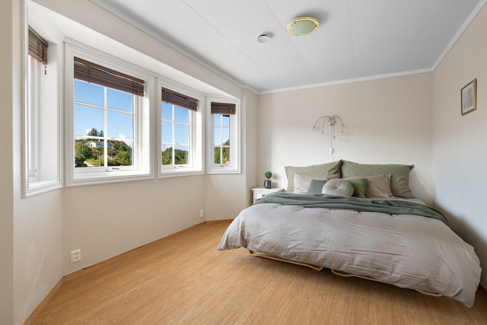 Hovedsoverommet er på hele 14,4 m² og har god plass til dobbeltseng, nattbord og garderobeskap. Galleribilde