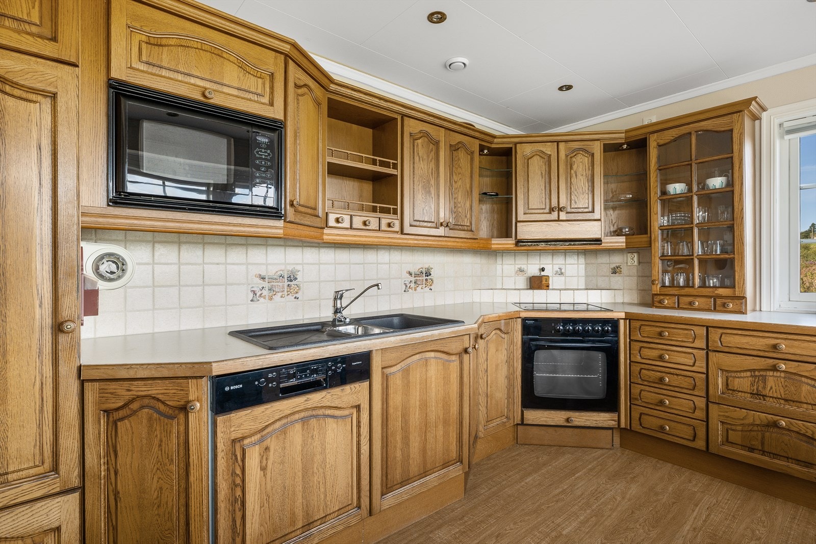 Separat og romslig kjøkken med tidløs innredning. Galleribilde