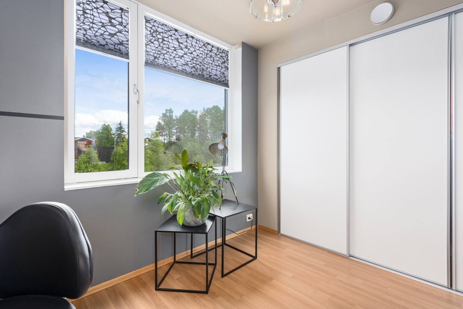 Det ene soverommet er utstyrt med skyvedørsgarderobe Galleribilde