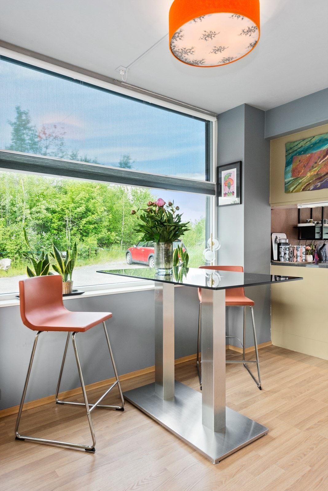 Koselig spiseplass ved vinduet Galleribilde