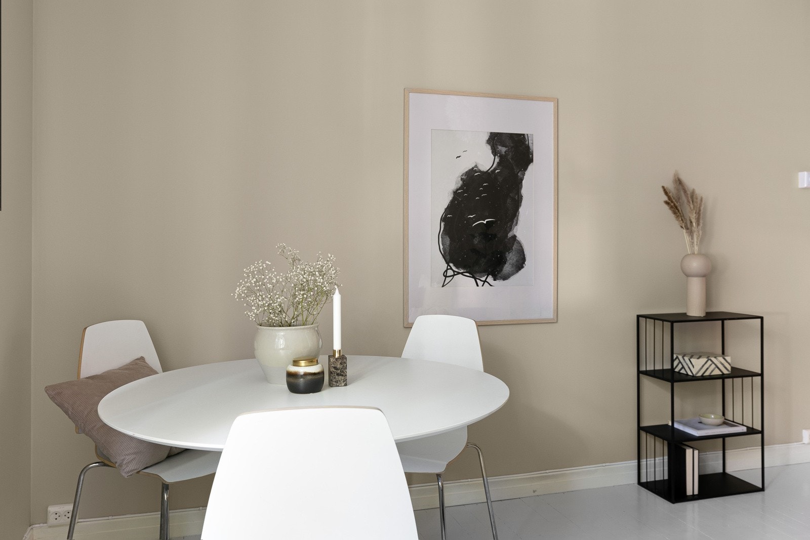 I stuen har du godt med plass til sofaløsning og spisebord Galleribilde