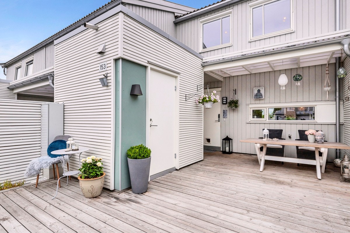 Ved inngangspartiet er det en sydvestvendt velkomstterrasse på ca. 24 kvm. Galleribilde