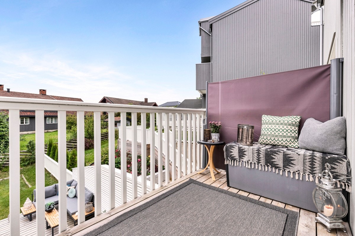 Bilde av balkongen med utgang fra stue i 1. Etasje. Galleribilde