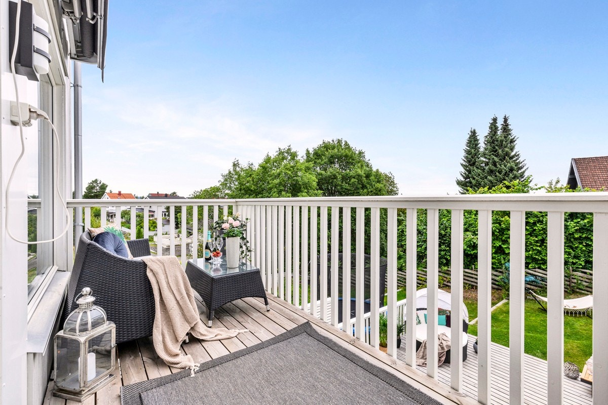 Bilde av balkongen med utgang fra stue i 1. Etasje. Galleribilde